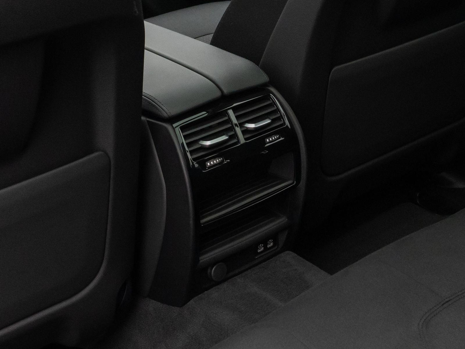 Fahrzeugabbildung BMW 530e xD Panorama DAB CockPitPro Alarm PDC 19Zoll