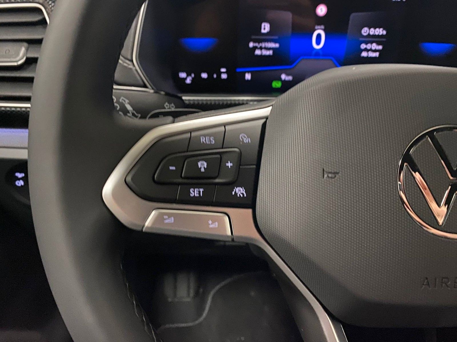 Fahrzeugabbildung Volkswagen T-Cross 1.0 TSI DSG R-Line+NAVIGATION+MATRIX+ACC