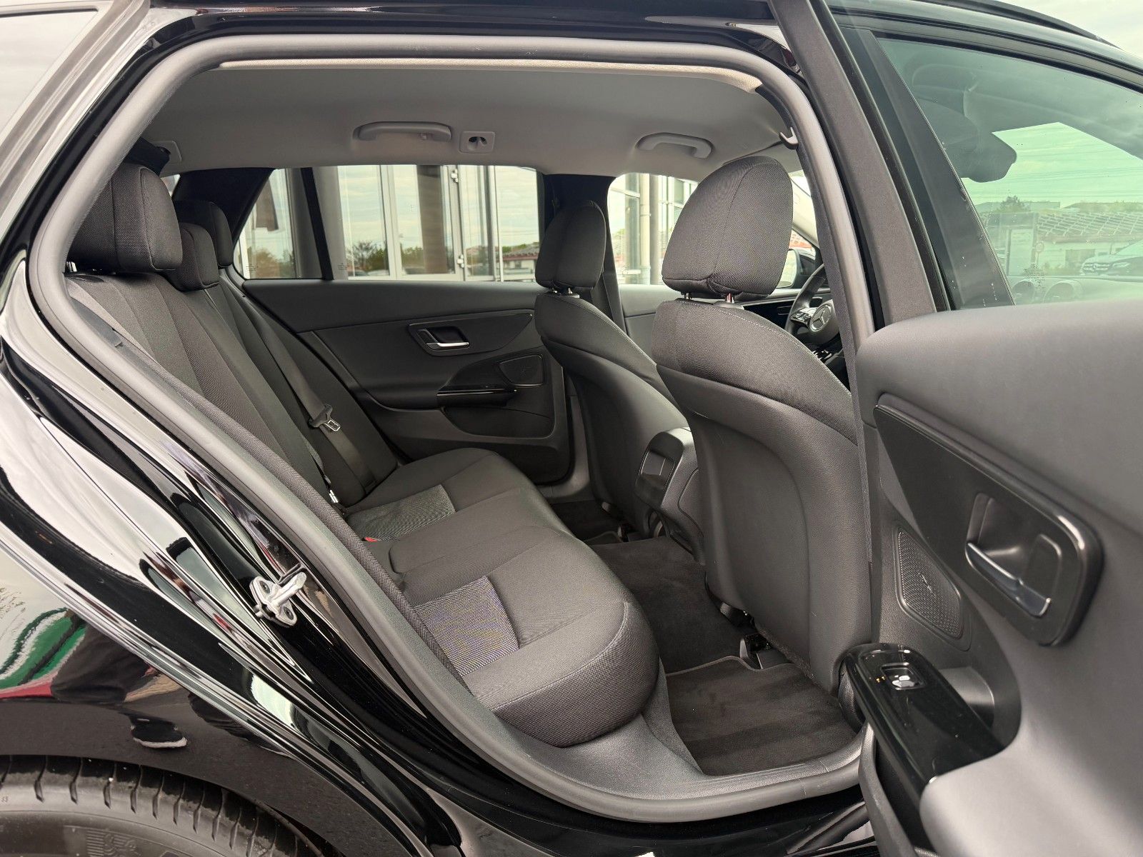 Fahrzeugabbildung Mercedes-Benz C 180 T LED+RKamera+LED+SpiegelP+EasyPack