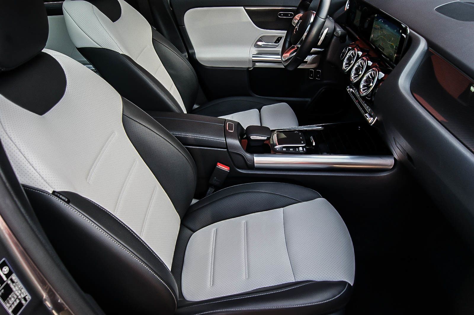 Fahrzeugabbildung Mercedes-Benz GLA 250 e AMG MBUX PANORAMA LEDER ANHZV