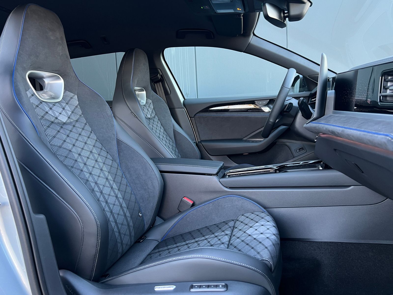 Fahrzeugabbildung Volkswagen Passat Variant R-Line 2.0 TDI DSG 4MOTION *AHK,