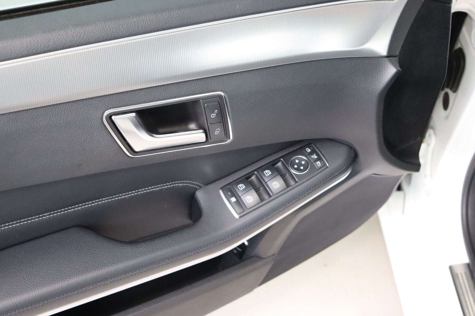 Fahrzeugabbildung Mercedes-Benz E 200 BlueTEC * LED * Navi * HU 03.2028 Avantgar