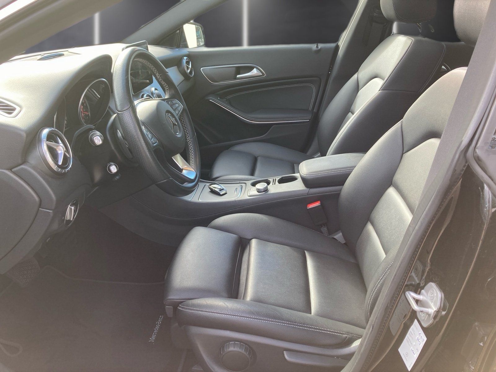 Fahrzeugabbildung Mercedes-Benz CLA 200 Urban*Panorama*Kamera*AHK*LED*Standheiz*