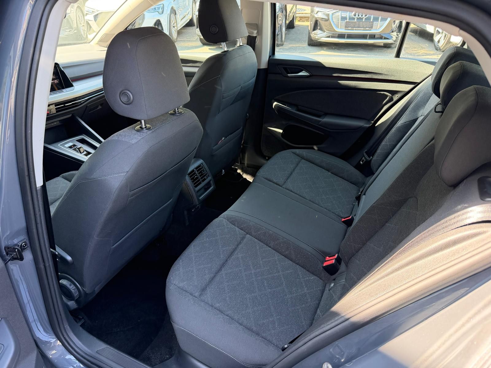 Fahrzeugabbildung Volkswagen Golf VIII 2.0d Life VIRTU+LED+NAVI+SHZ+ACC+PDC+