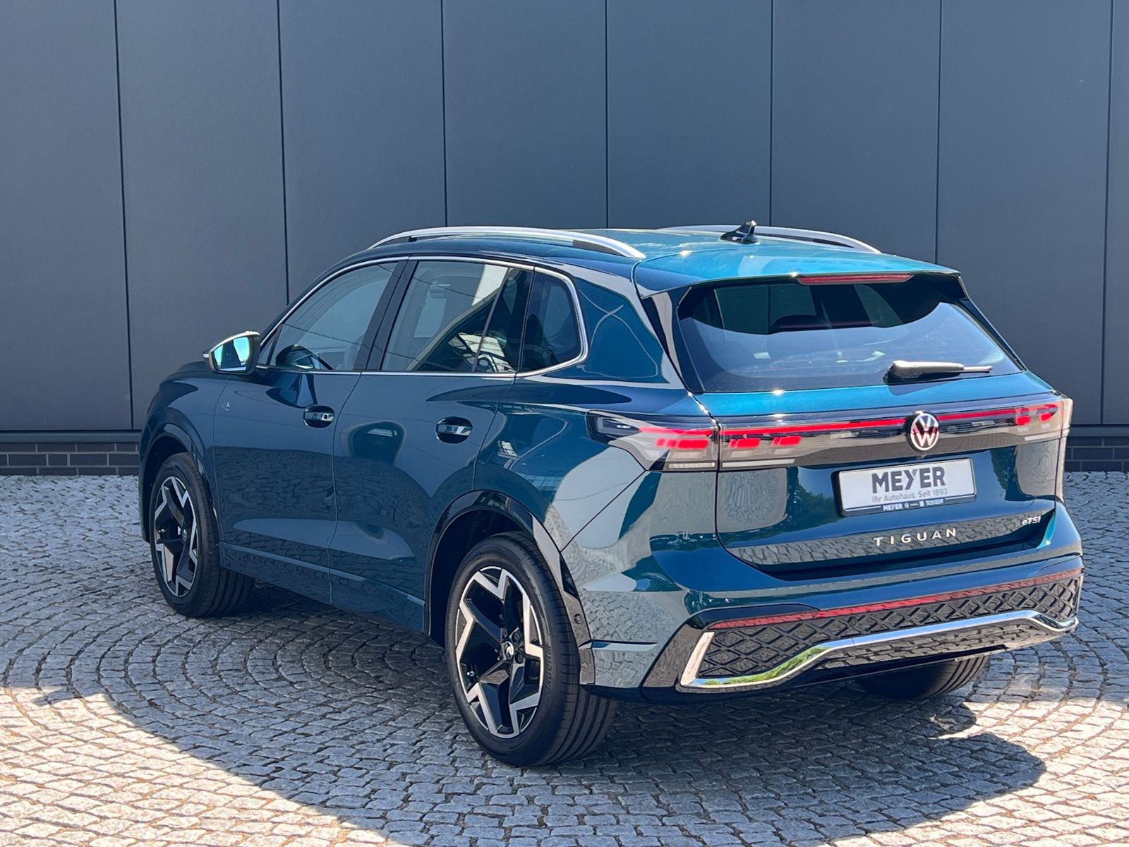 Fahrzeugabbildung Volkswagen Tiguan R-Line 1.5 eTSI DSG *AHK, IQ.Light, ACC,