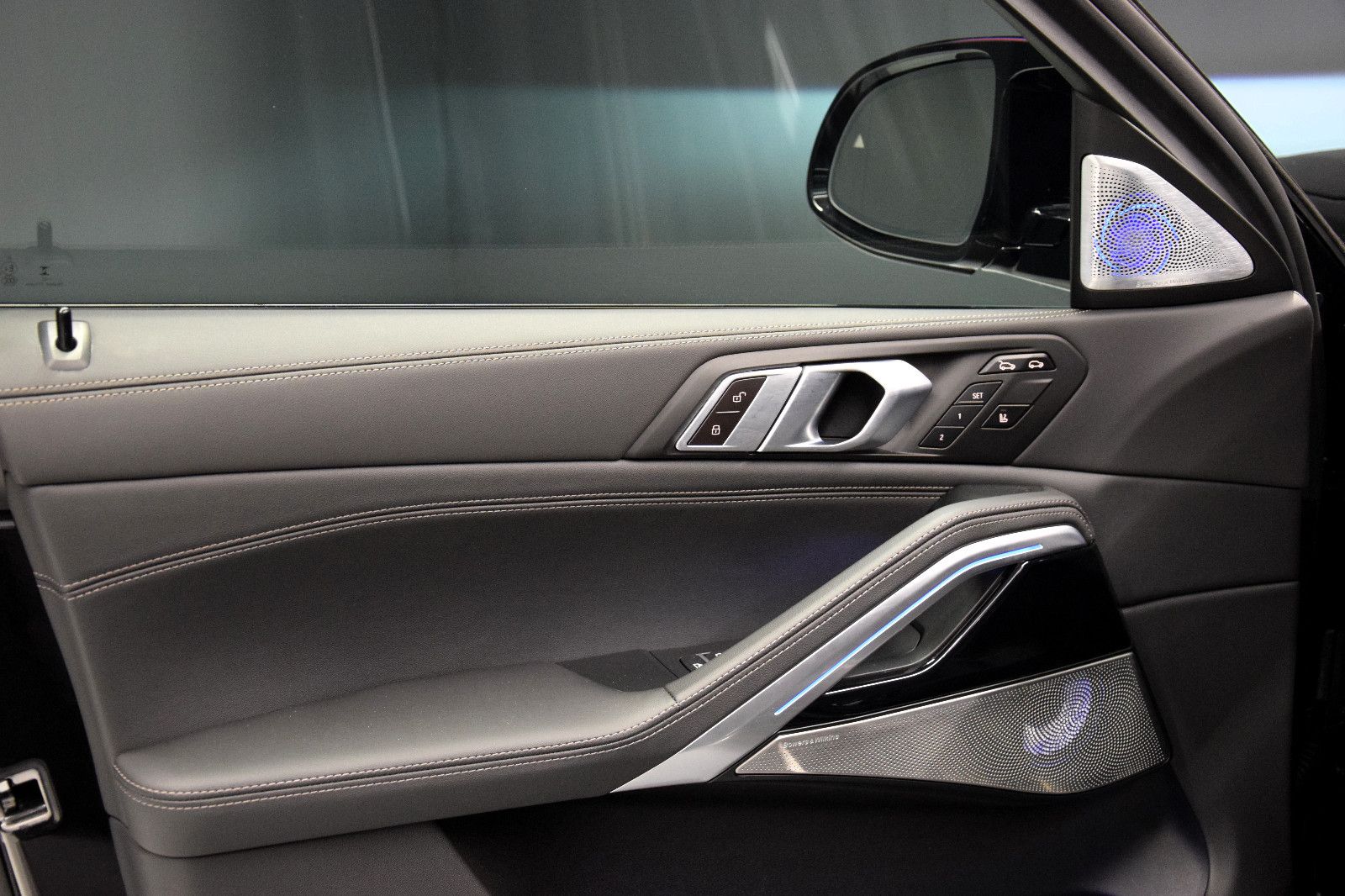 Fahrzeugabbildung BMW X6 M60i xDrive Pano B&W Sitzlüft HuD 22" Standhz