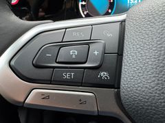 Fahrzeugabbildung Volkswagen Golf VIII Lim. Life Navi Massage Sitzh ACC Lane
