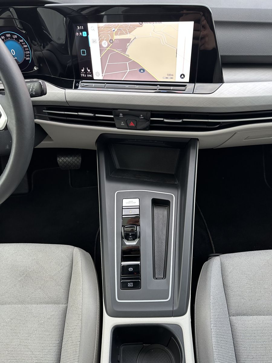 Fahrzeugabbildung Volkswagen Golf Variant 2.0 TDI DSG Life NAV+LED+AHK+PANORA