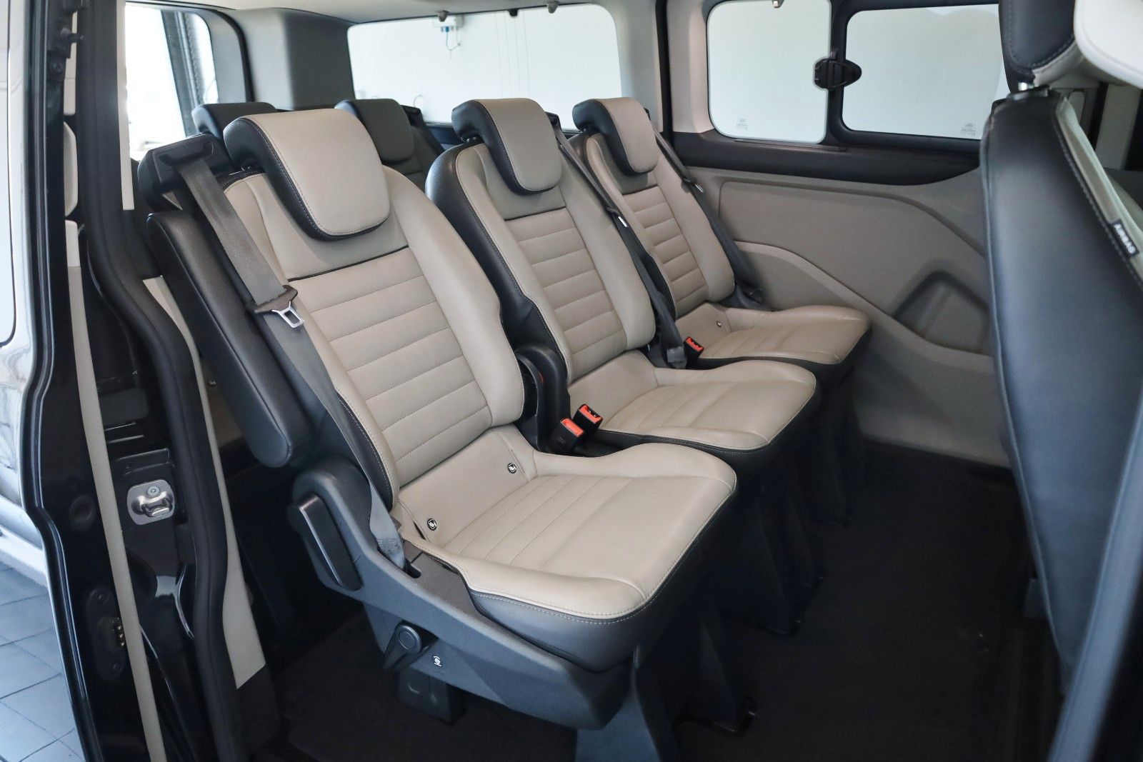 Fahrzeugabbildung Ford Tourneo Custom TITANIUM X 8 Si,Leder,Navi,Xenon
