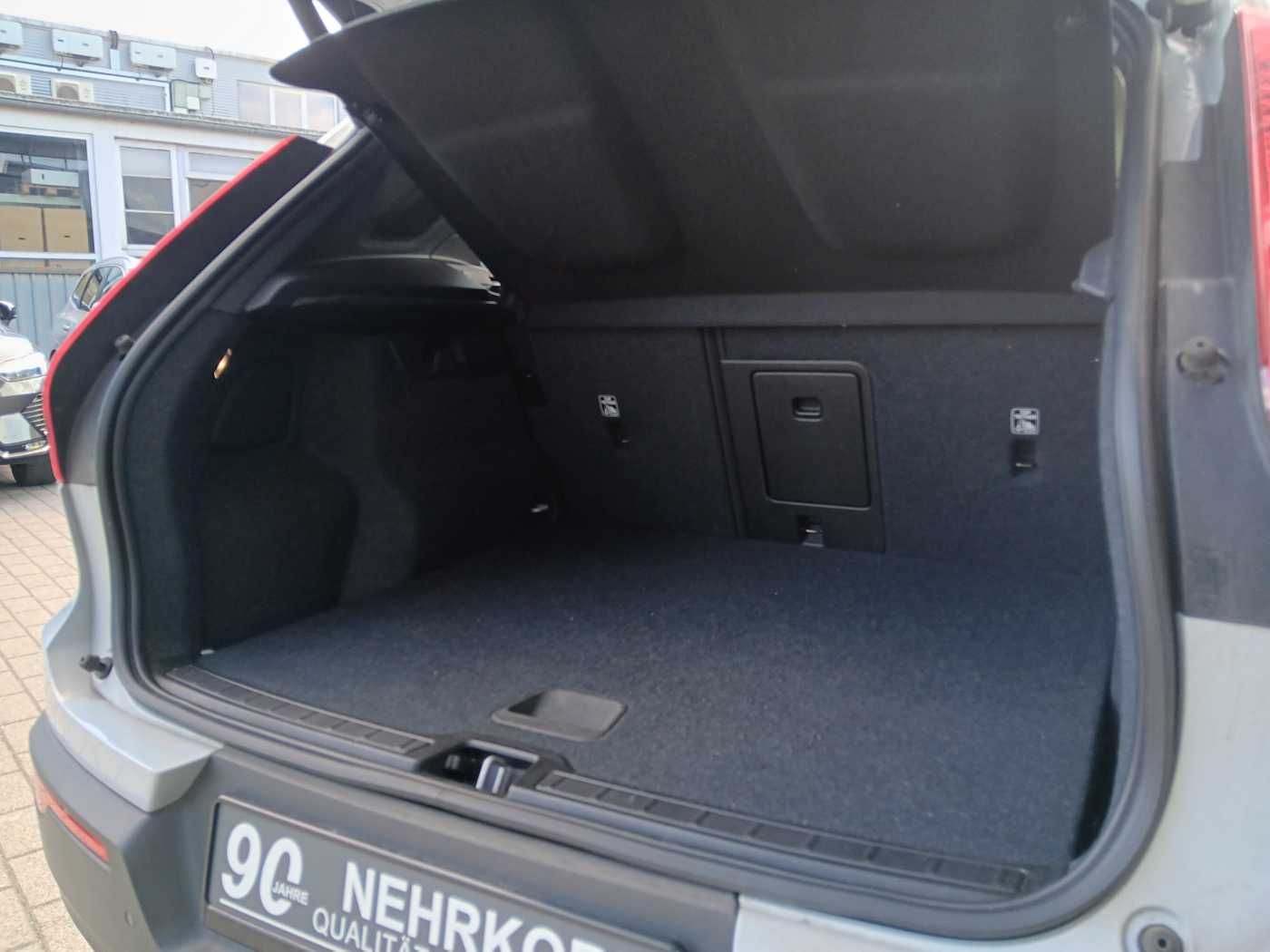 Fahrzeugabbildung Volvo XC40 D4 AWD Aut. Momentum Pro 'Glasdach, AHK'