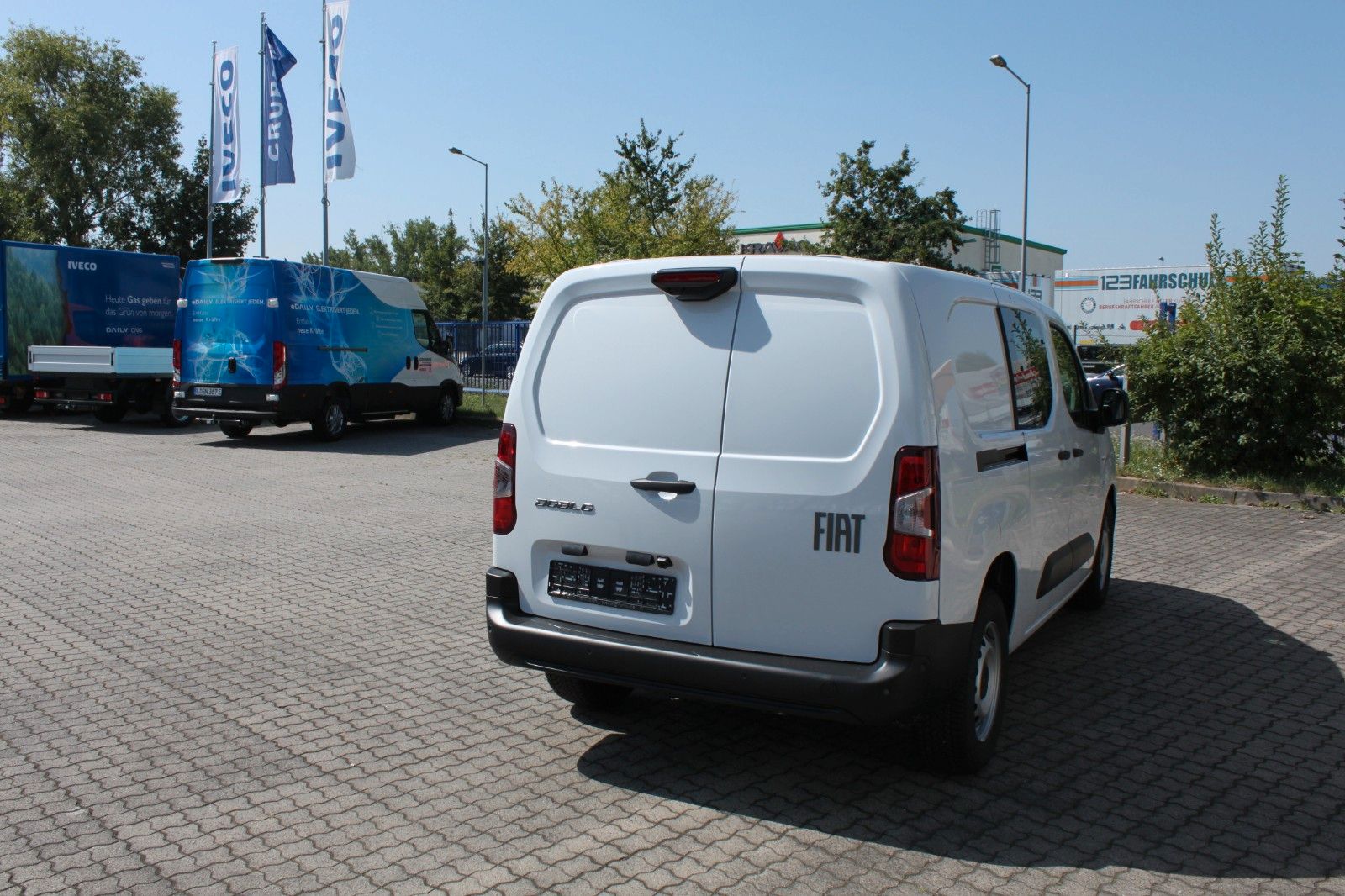 Fahrzeugabbildung Fiat Doblò L2 130PS 2x Schiebetür verglast