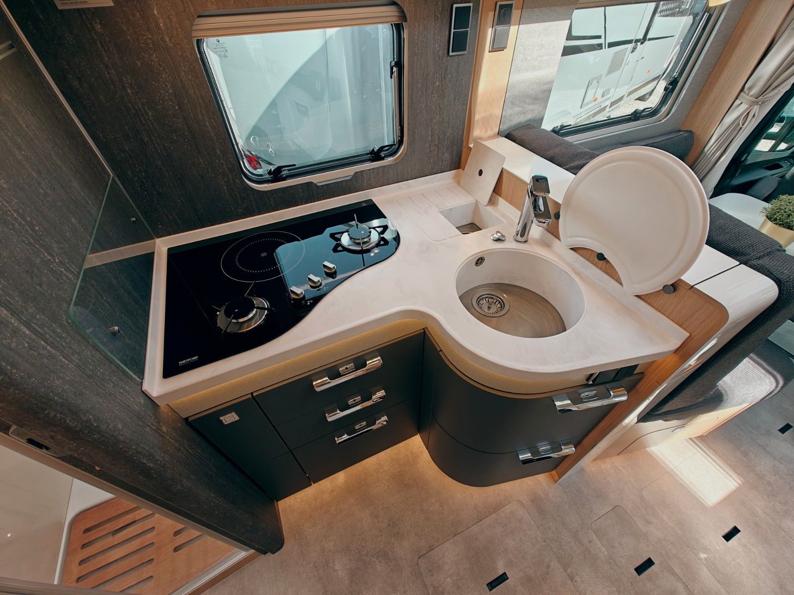 Fahrzeugabbildung HYMER / ERIBA / HYMERCAR B - KLASSE ML T 780 BLACKLINE