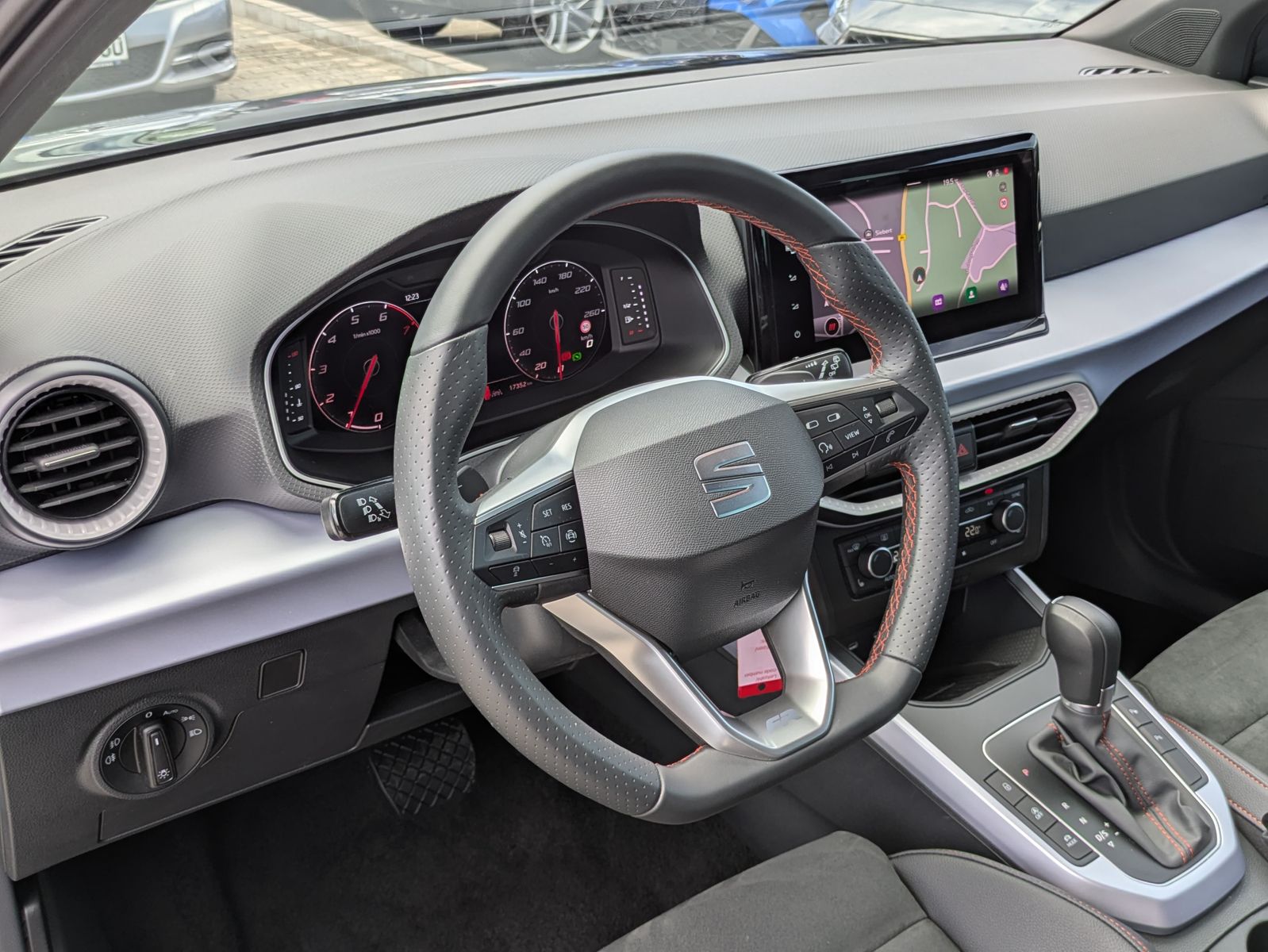 Fahrzeugabbildung SEAT Arona 1.5 TSI FR DSG AHK*ACC*LED*APP*DAB*KAMERA