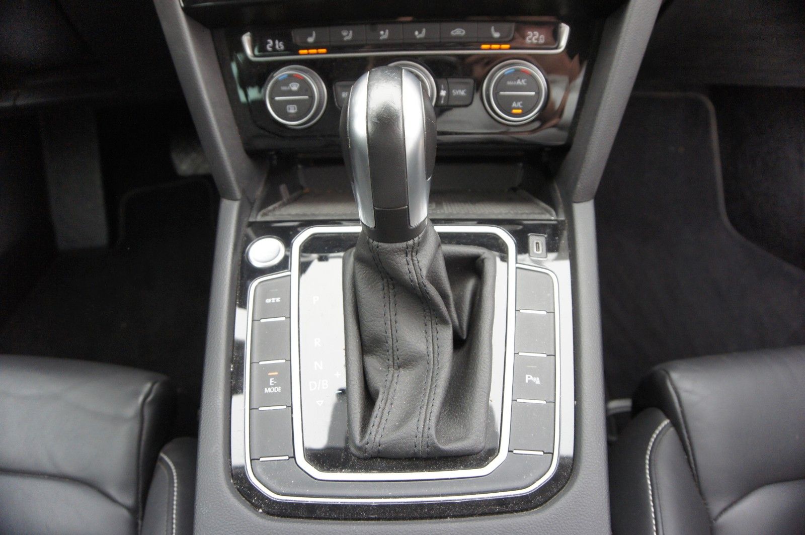 Fahrzeugabbildung Volkswagen Passat Var. 1.4 TSI GTE DSG ACC LED LEDER NAVI