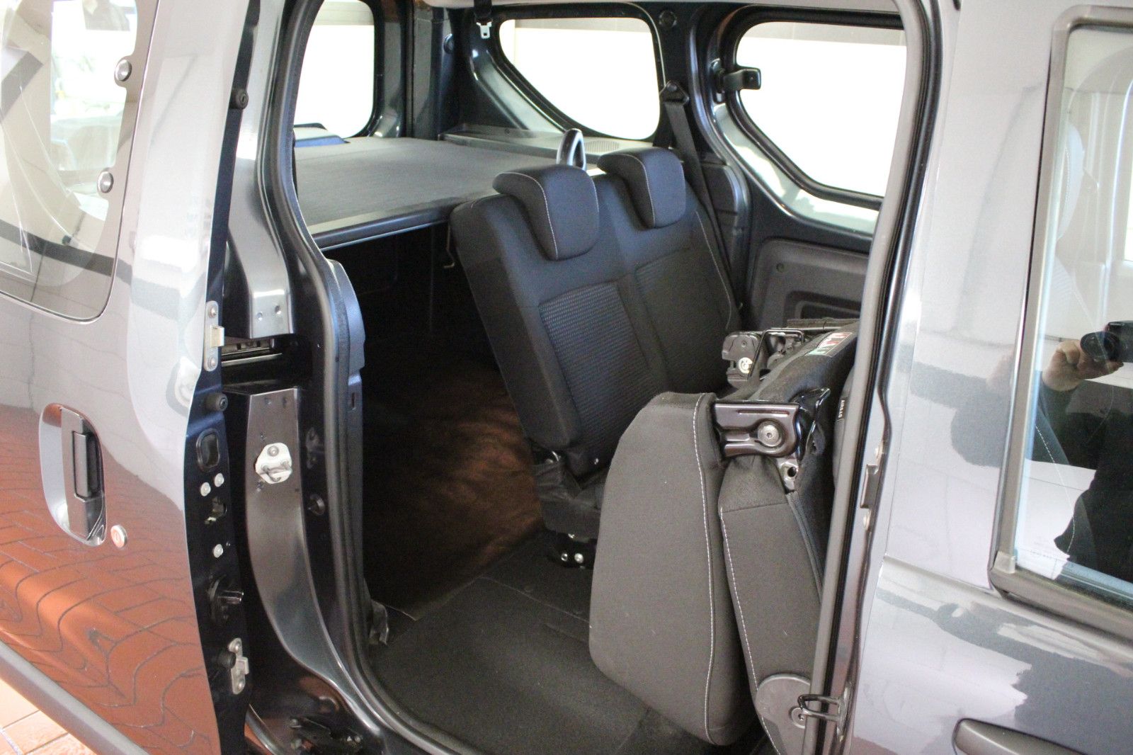 Fahrzeugabbildung Dacia Dokker 1.6 SCe 100 Laureate *Allwetterreifen*