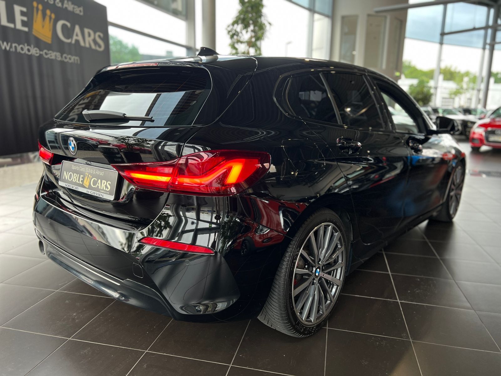 Fahrzeugabbildung BMW 118i Sport Line KLIMA LED NAVI SHZ