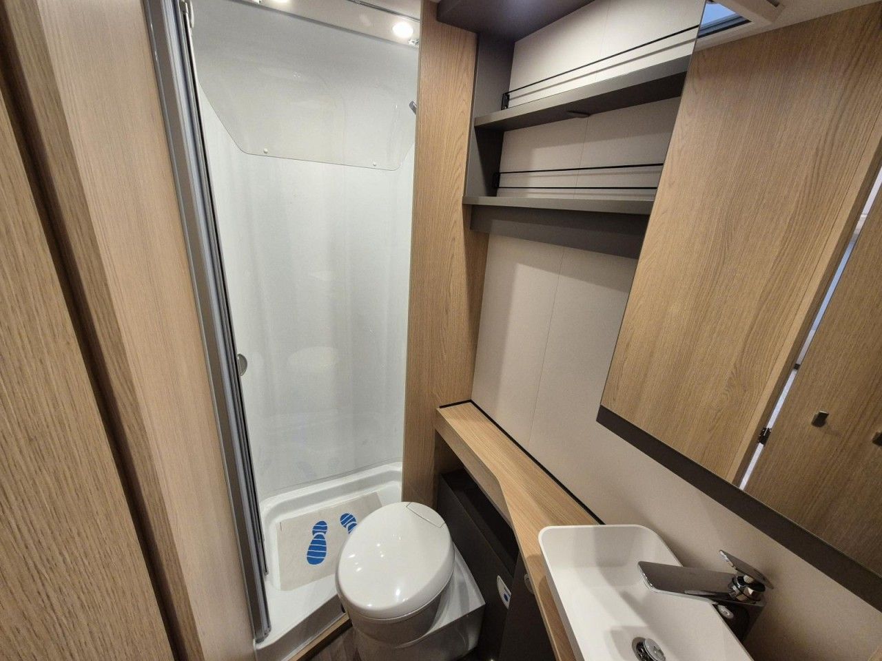 Fahrzeugabbildung LMC Lift H 630 Markise Navigation --TV SAT Radträger