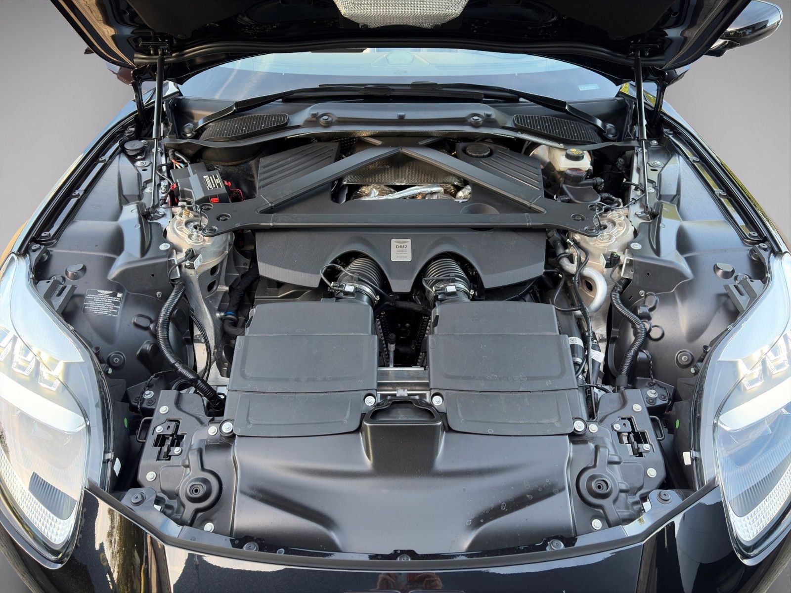 Fahrzeugabbildung Aston Martin DB12 4.0 V8 Volante PPF Bowers & Wilkins