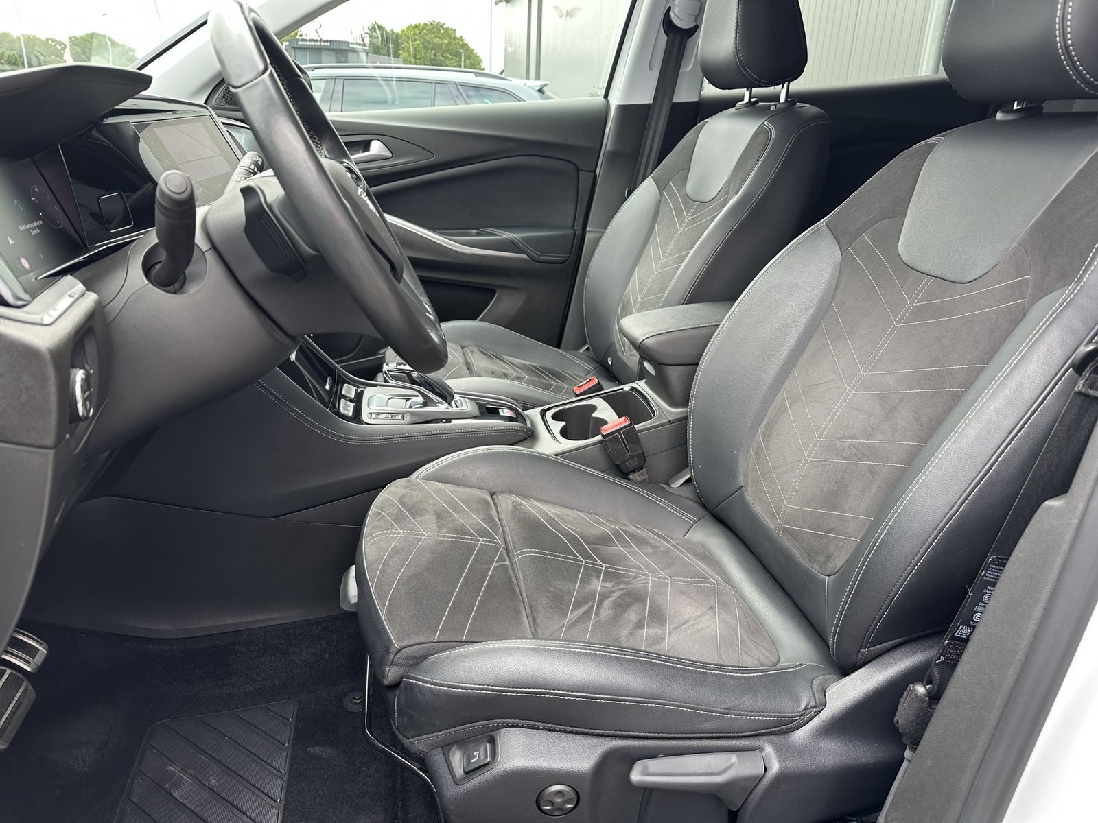 Fahrzeugabbildung Opel Grandland X 1.5 D Elegance AT NAV+MATRIX+ACC+AHK
