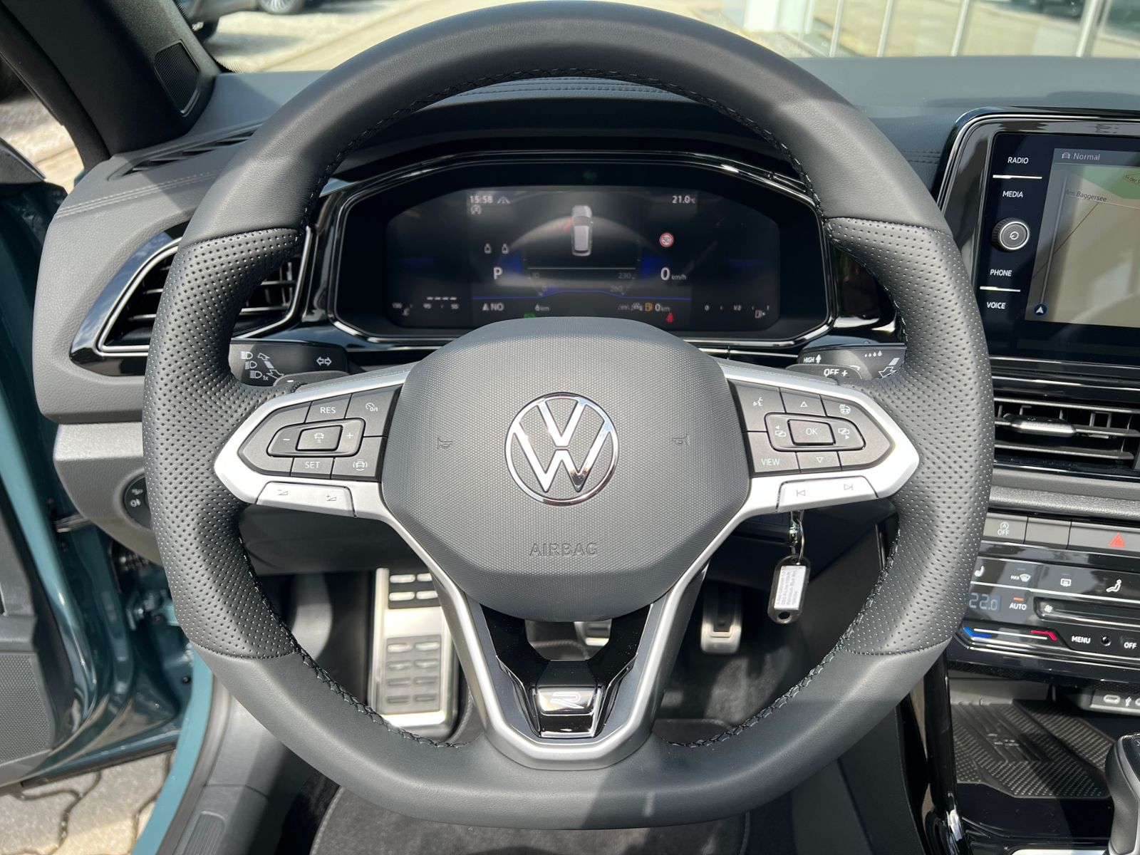 Fahrzeugabbildung Volkswagen T-Roc Cabriolet   R-Line 1.5 TSI DSG *AHK, Black
