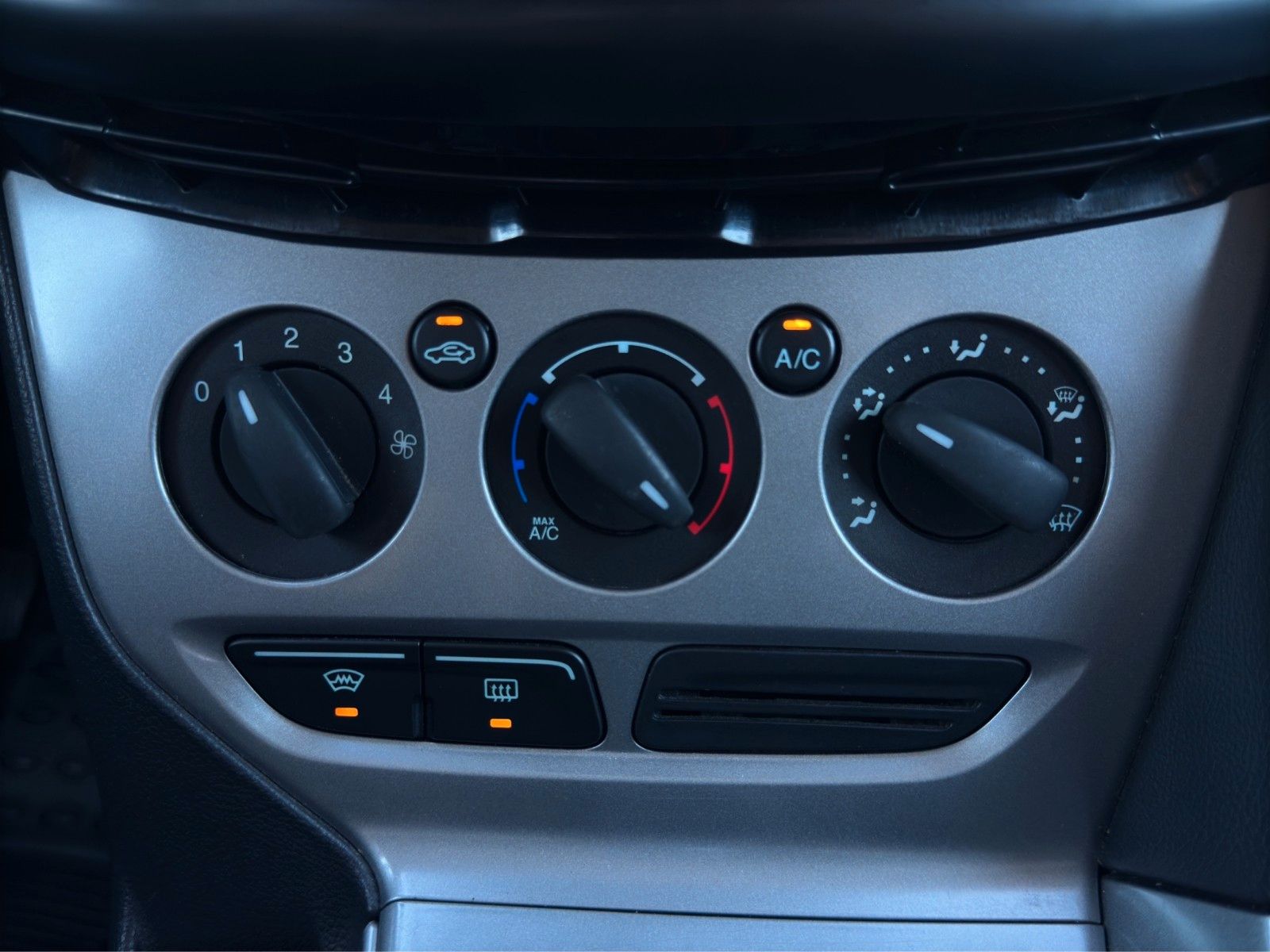 Fahrzeugabbildung Ford Focus Turnier *AHK*Sitzheizung*Service Neu