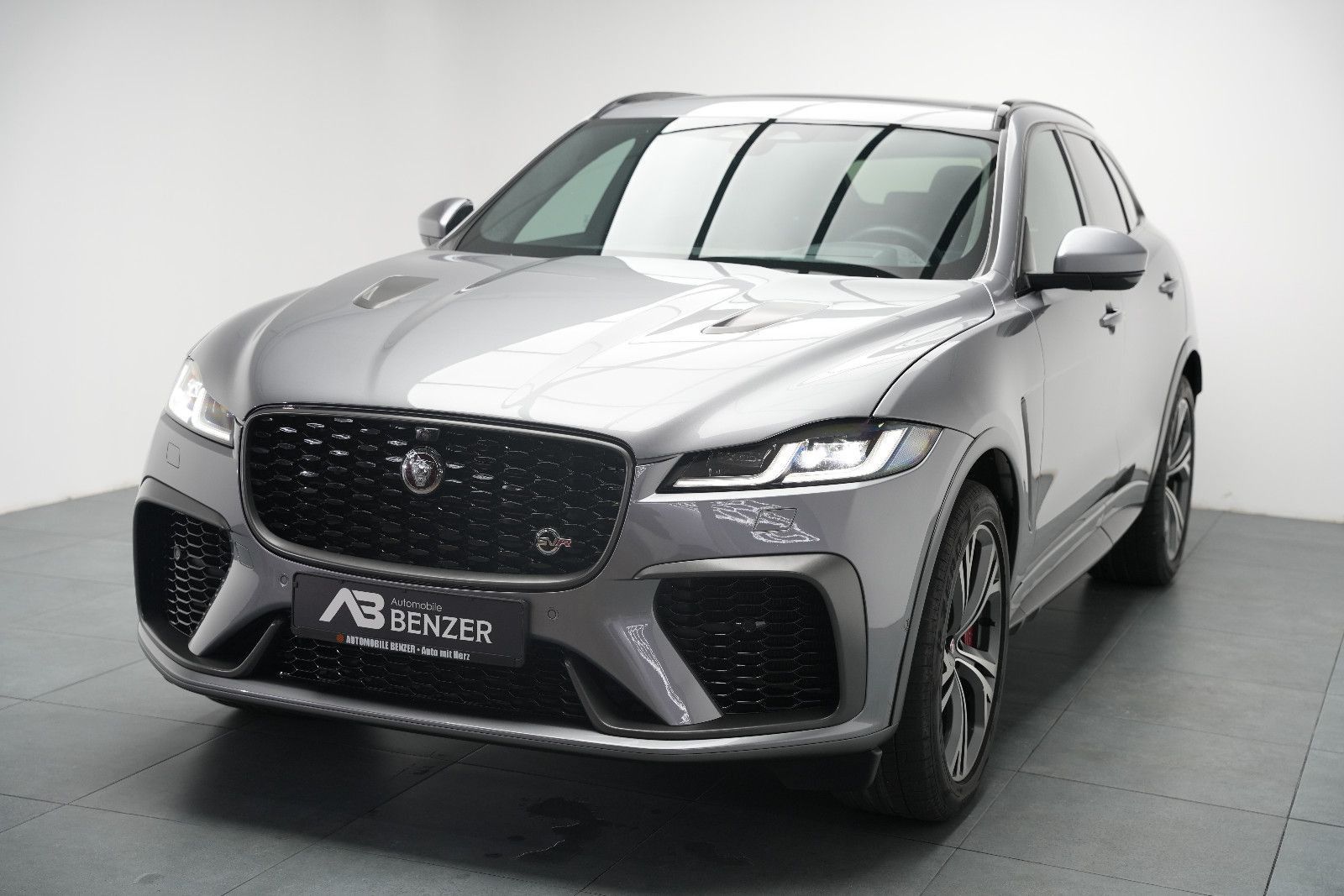 Fahrzeugabbildung Jaguar F-Pace F-PACE SVR /PANO/MERIDIAN/HUD/360°KAM/MEM