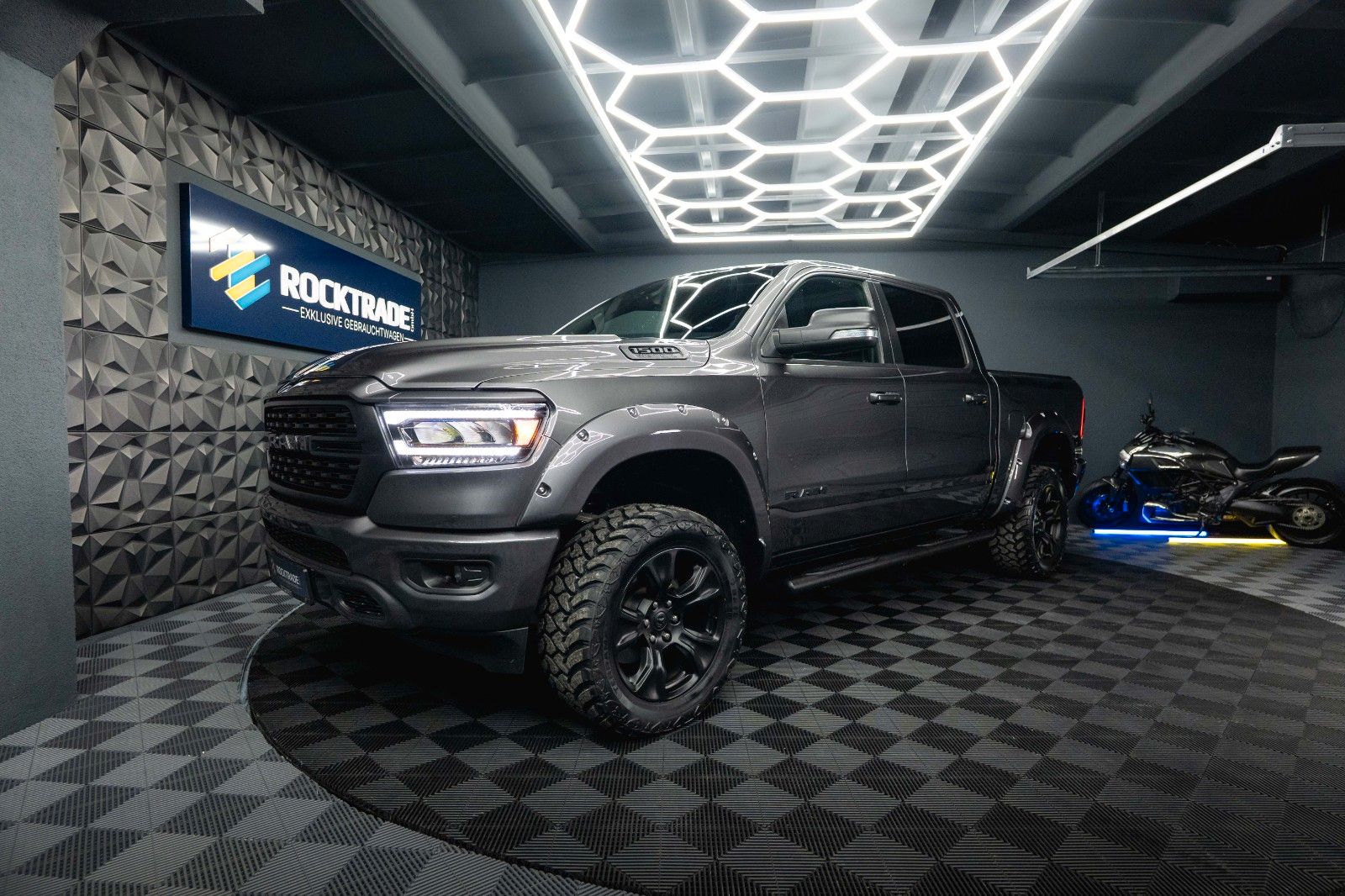 Fahrzeugabbildung Dodge RAM 5.7 V8 HEMI 4x4 OFFROAD Night-Paket *LED*19%