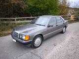 Mercedes-Benz 190E 2.0 W201 - Mercedes-Benz 190 mit Benzin-Antrieb: Limousine, mit Klimaanlage