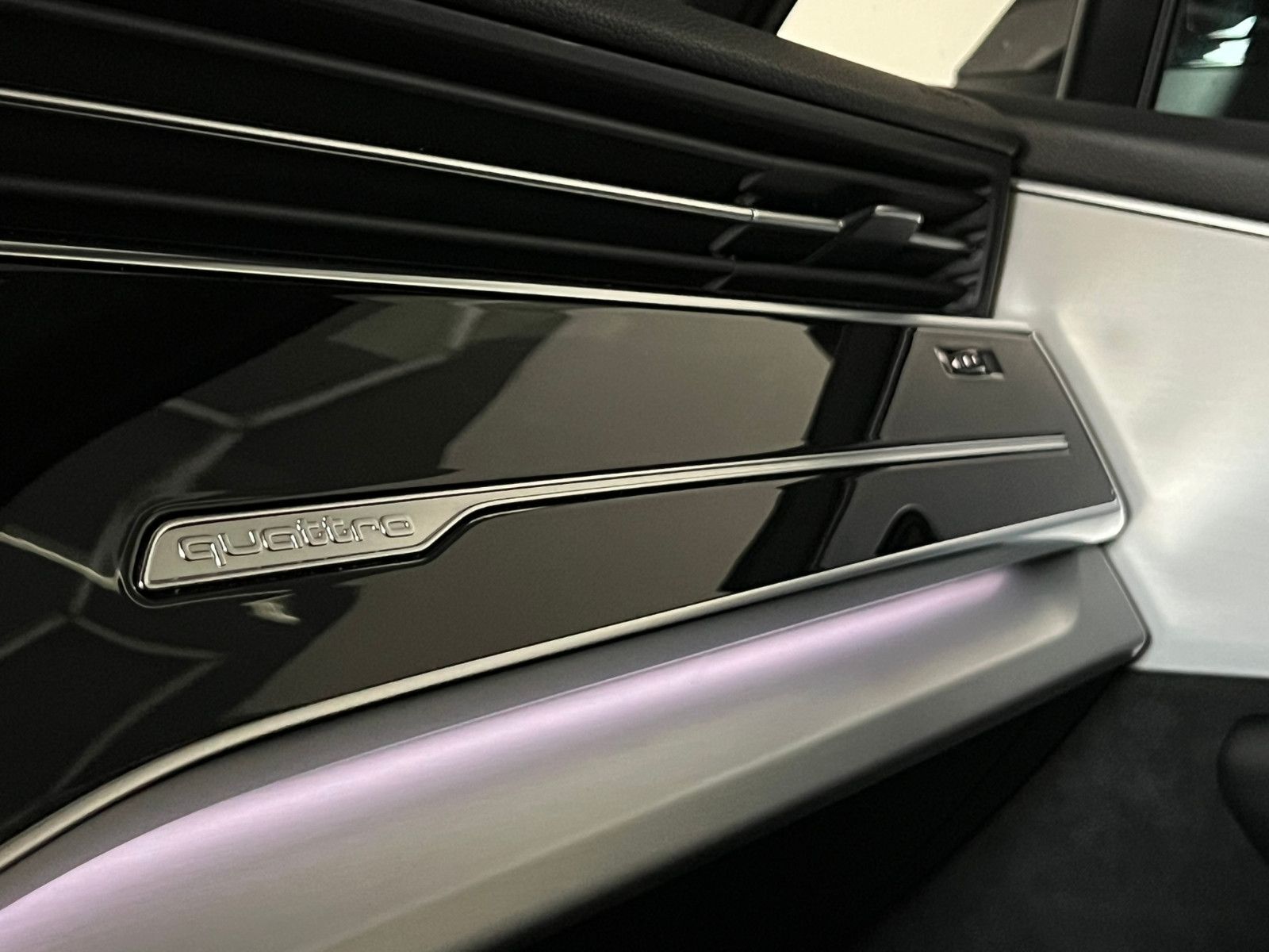 Fahrzeugabbildung Audi Q7 50 TDI Quattro S-LINE/PANO/ACC/MATRIX/7-SITZ