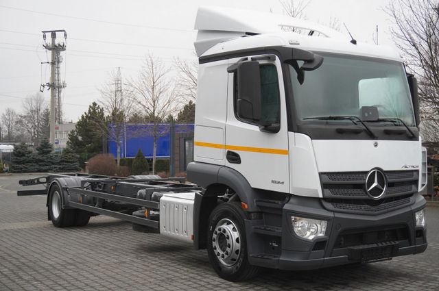 Mercedes-Benz Actros 1824 / 9.1 m chassis / sleeping cabin