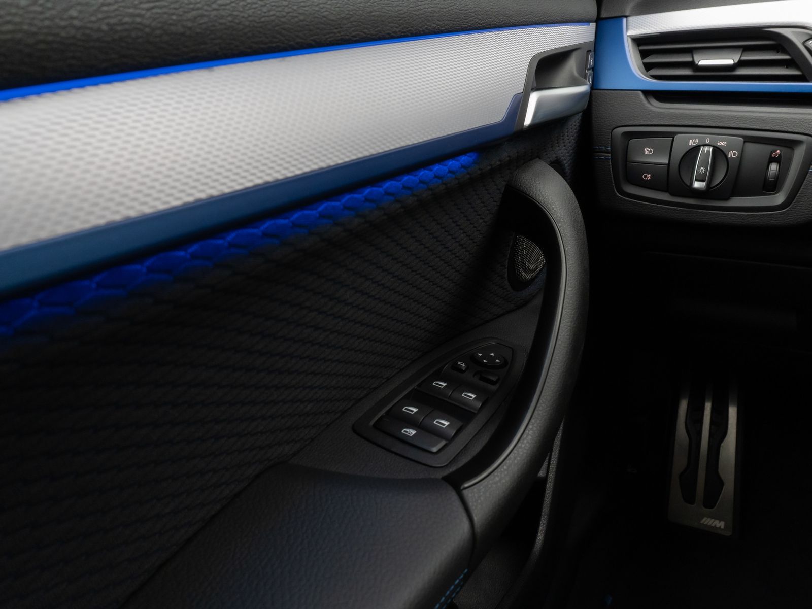 Fahrzeugabbildung BMW X2 M35i Kamera HUD DAB H/K Navi+ Alarm 19Zoll
