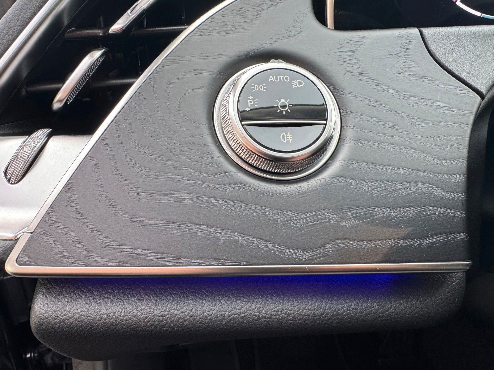 Fahrzeugabbildung Mercedes-Benz E 300de Avantgarde+Pano+AHK+DistrPro+Digital+360