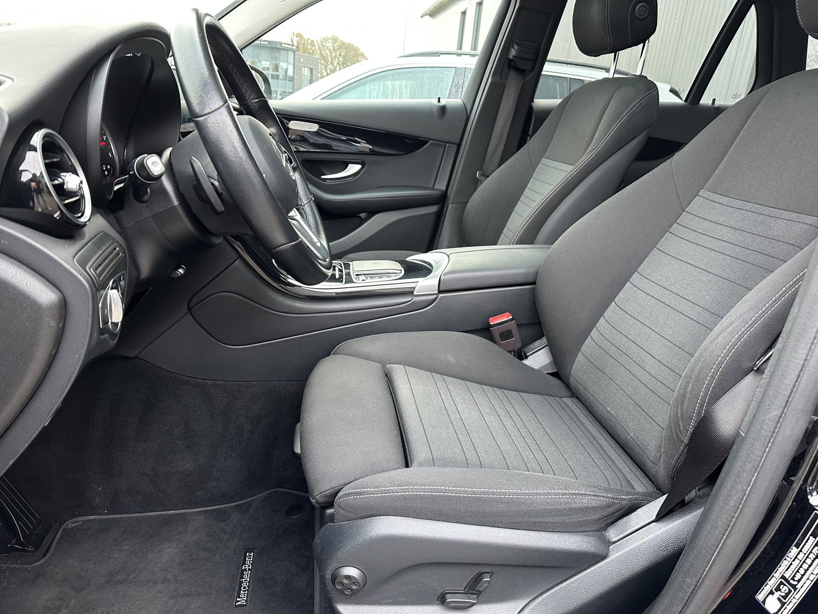 Fahrzeugabbildung Mercedes-Benz GLC 300d 4Matic NAV+LED+AHK+PANORAMA+CARPLAY+KAM