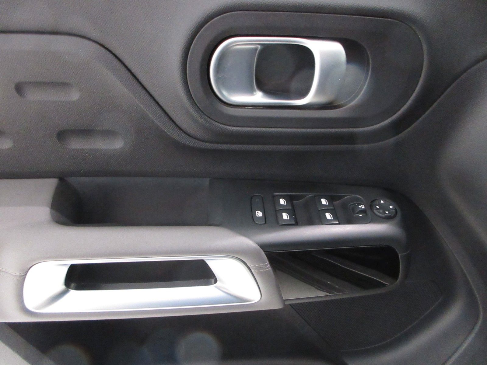 Fahrzeugabbildung Citroën C5 Aircross 1.2T LED/NAVI/SHZ/LEDER/R´CAM