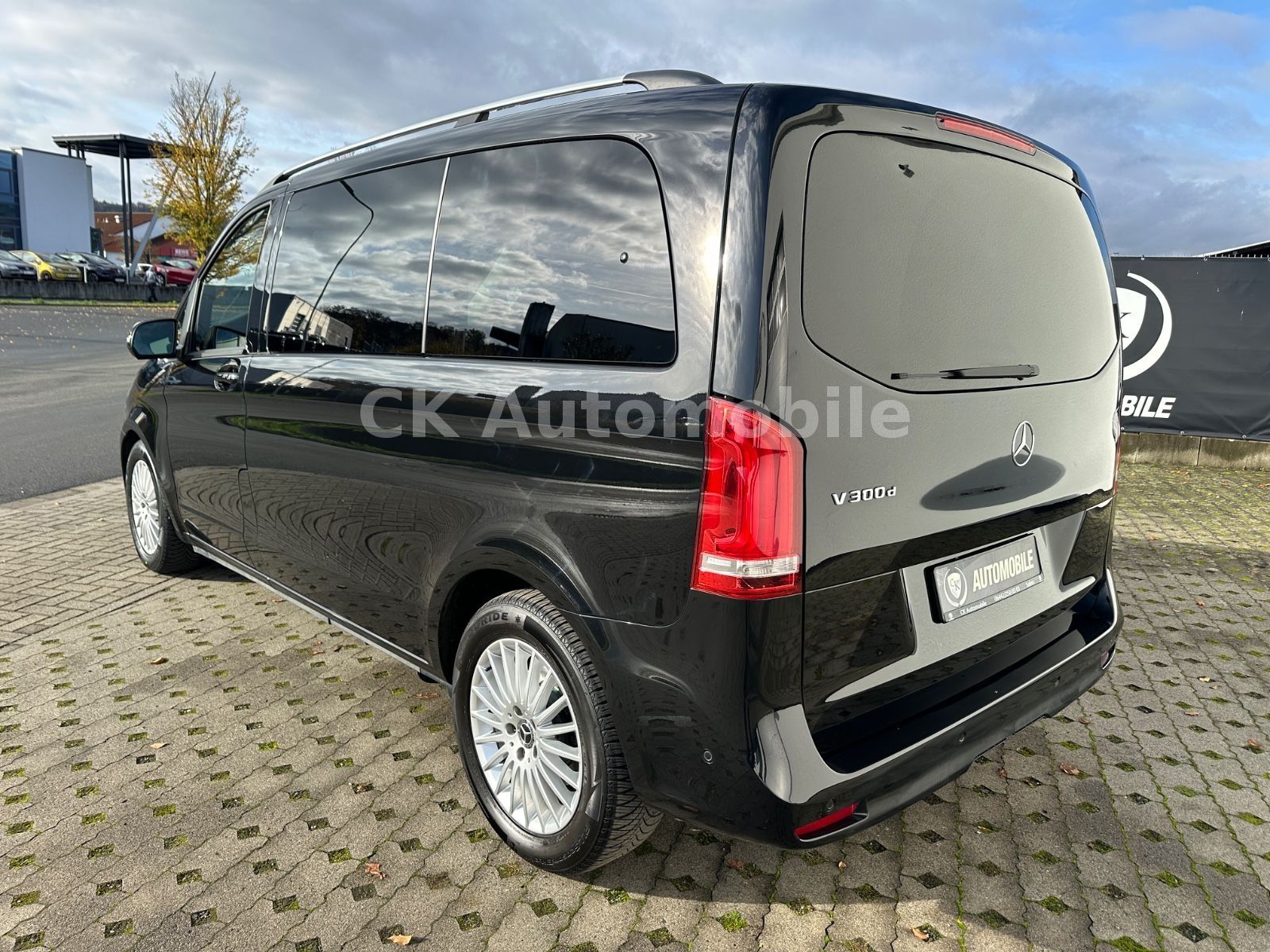Fahrzeugabbildung Mercedes-Benz V 300d EDITION Kompakt/5 Sitze/Navi/LED/AHK