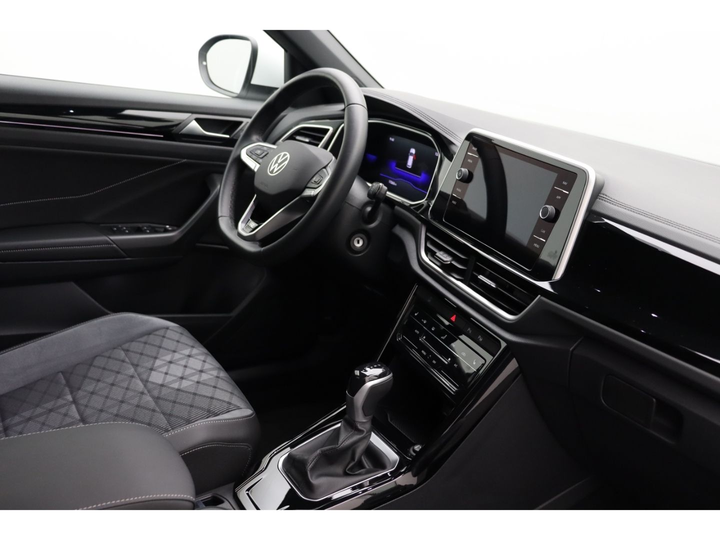 Fahrzeugabbildung Volkswagen T-Roc 1.5 R-Line ACC LED Digitales Cockpit AHK