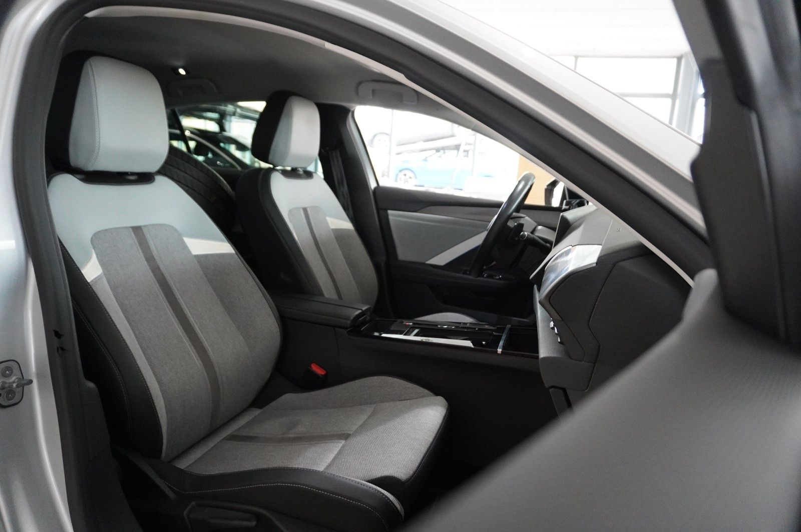 Fahrzeugabbildung Opel Astra L Lim. 1.6 HYBRID ELEGANCE NAVI/LED/KAMERA