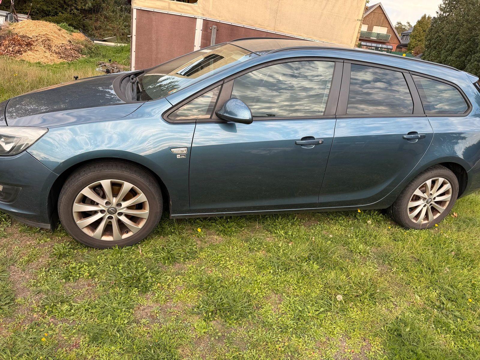 Opel Astra 2012 — вигляд ззаду