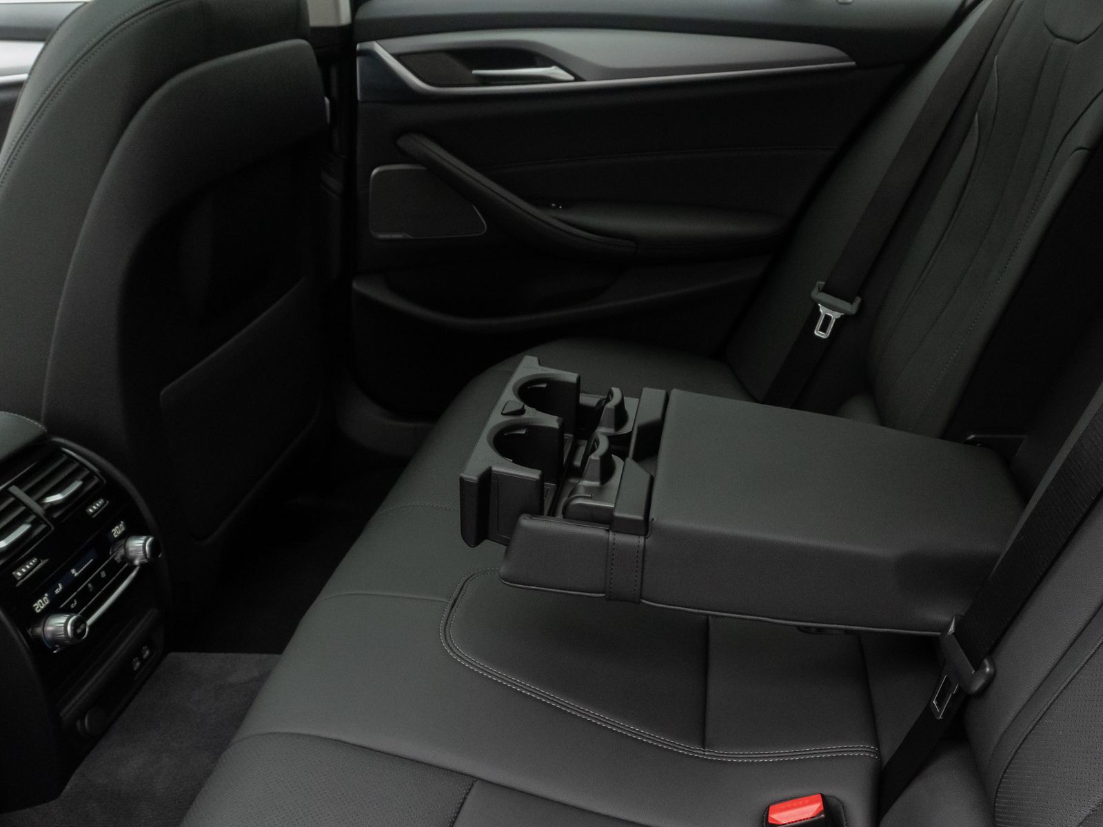 Fahrzeugabbildung BMW 520d ACC Alarm AHK Memory HUD DAB H/K Panorama