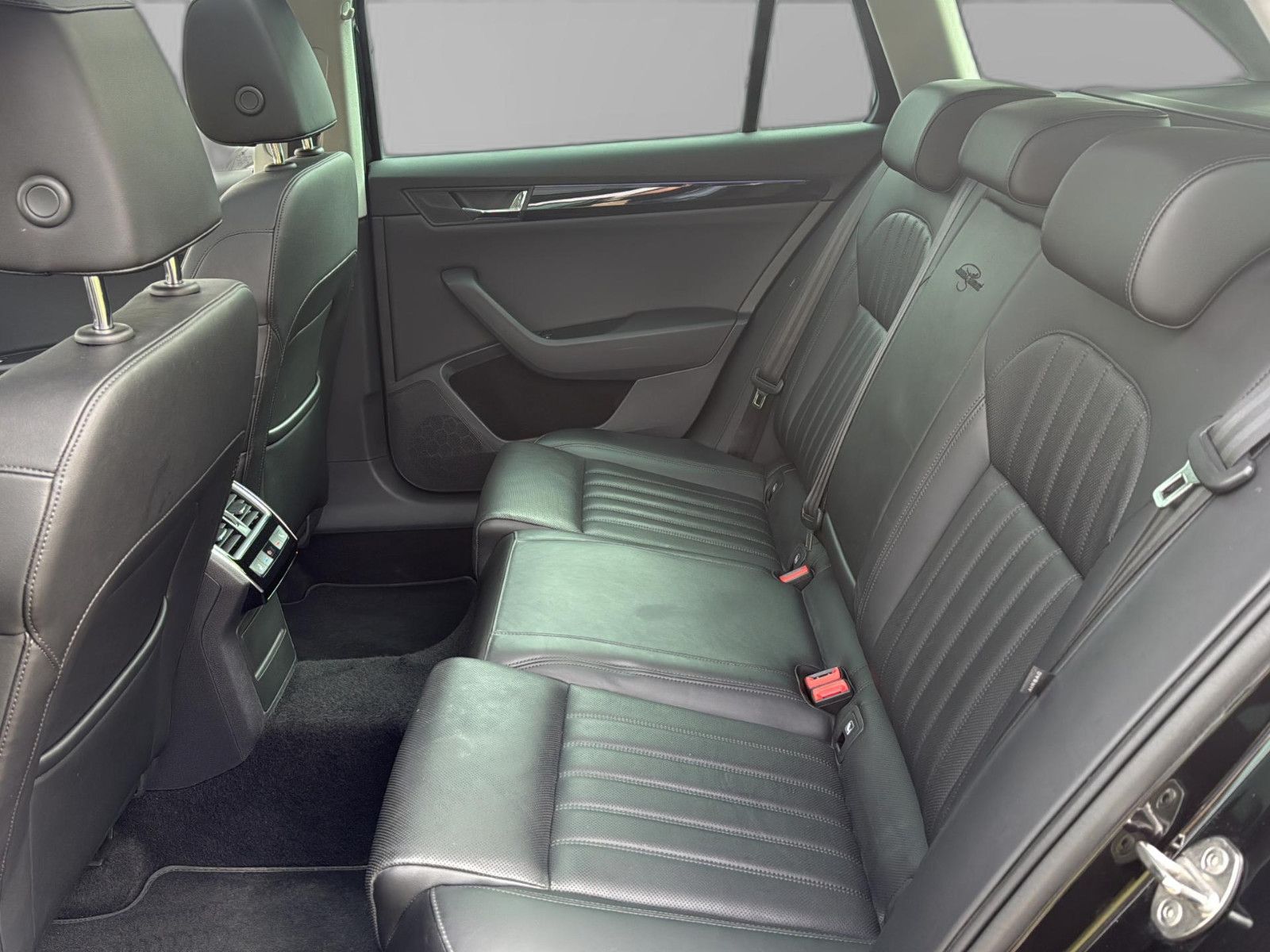 Fahrzeugabbildung SKODA Superb Combi L&K 4x4/ unfallfrei