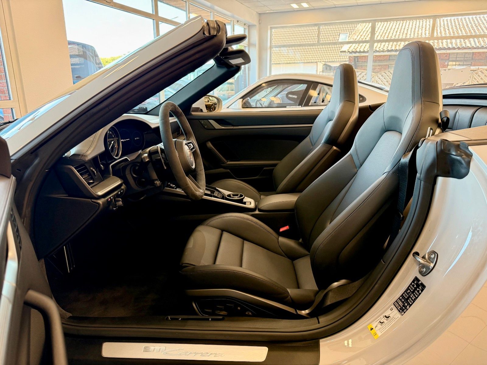 Fahrzeugabbildung Porsche 911 992 Carrera Cabrio Sportabgas/ACC/18-Wege