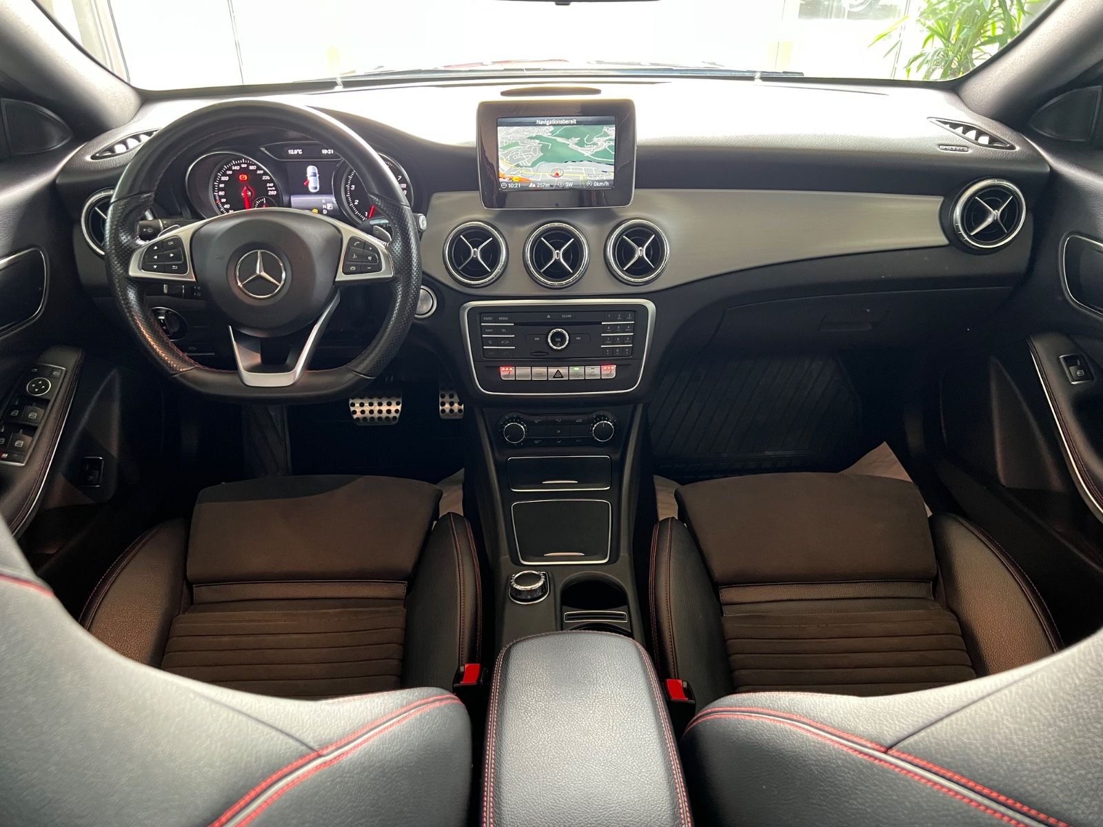 Fahrzeugabbildung Mercedes-Benz CLA 250 4Matic AMG Line *SCHECKHEFT BEI MERCEDES