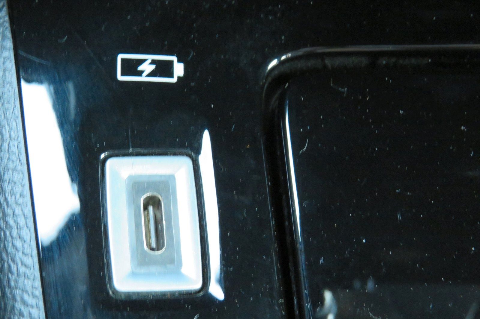 Fahrzeugabbildung Peugeot 2008 GT 8-AUTOMATIK GRA NAVI PDC 1.HAND