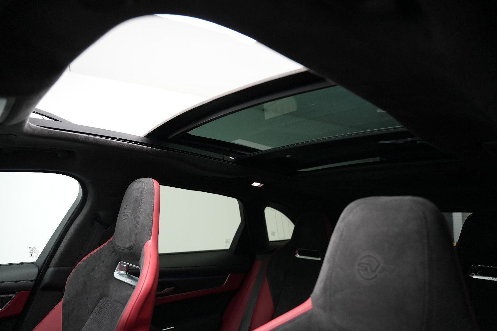 Fahrzeugabbildung Jaguar F-Pace SVR *Panorama*MeridianSurround*360°Memory