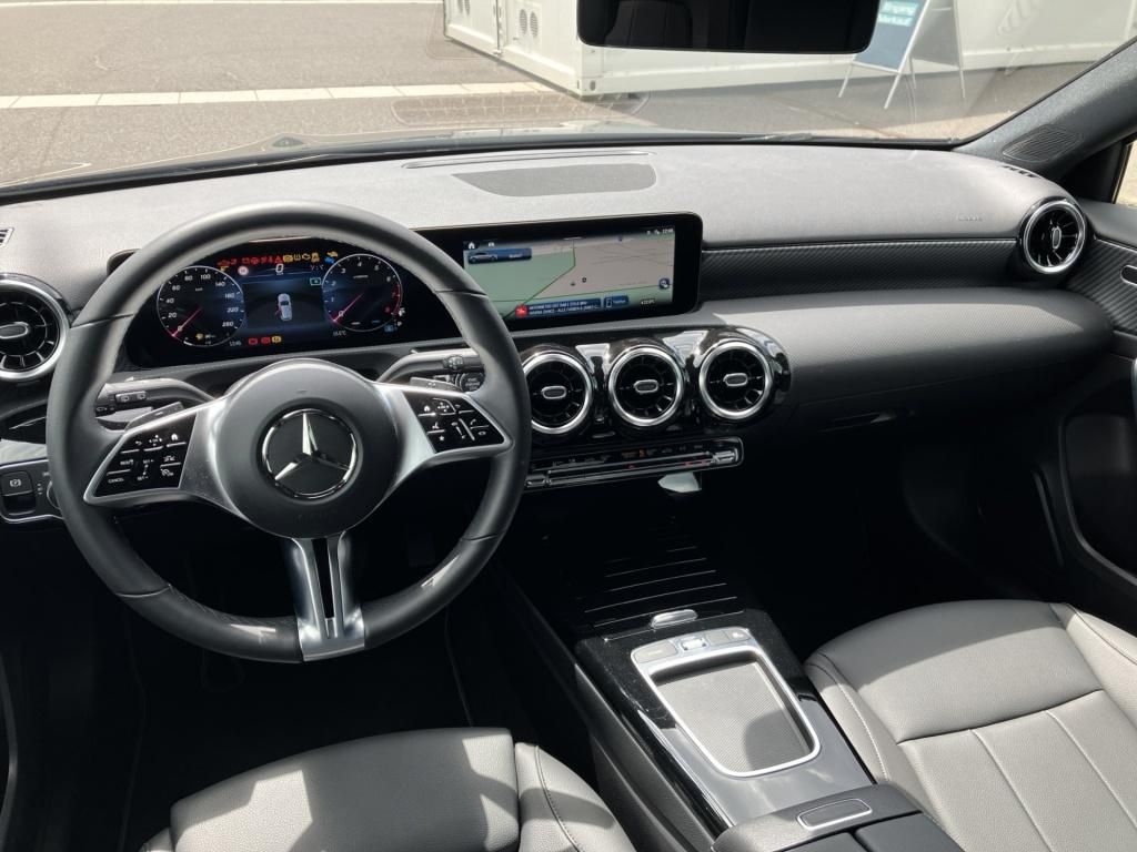 Fahrzeugabbildung Mercedes-Benz A 200 Kompaktlimousine *Navi*AHK*PDC*SpurH*LED