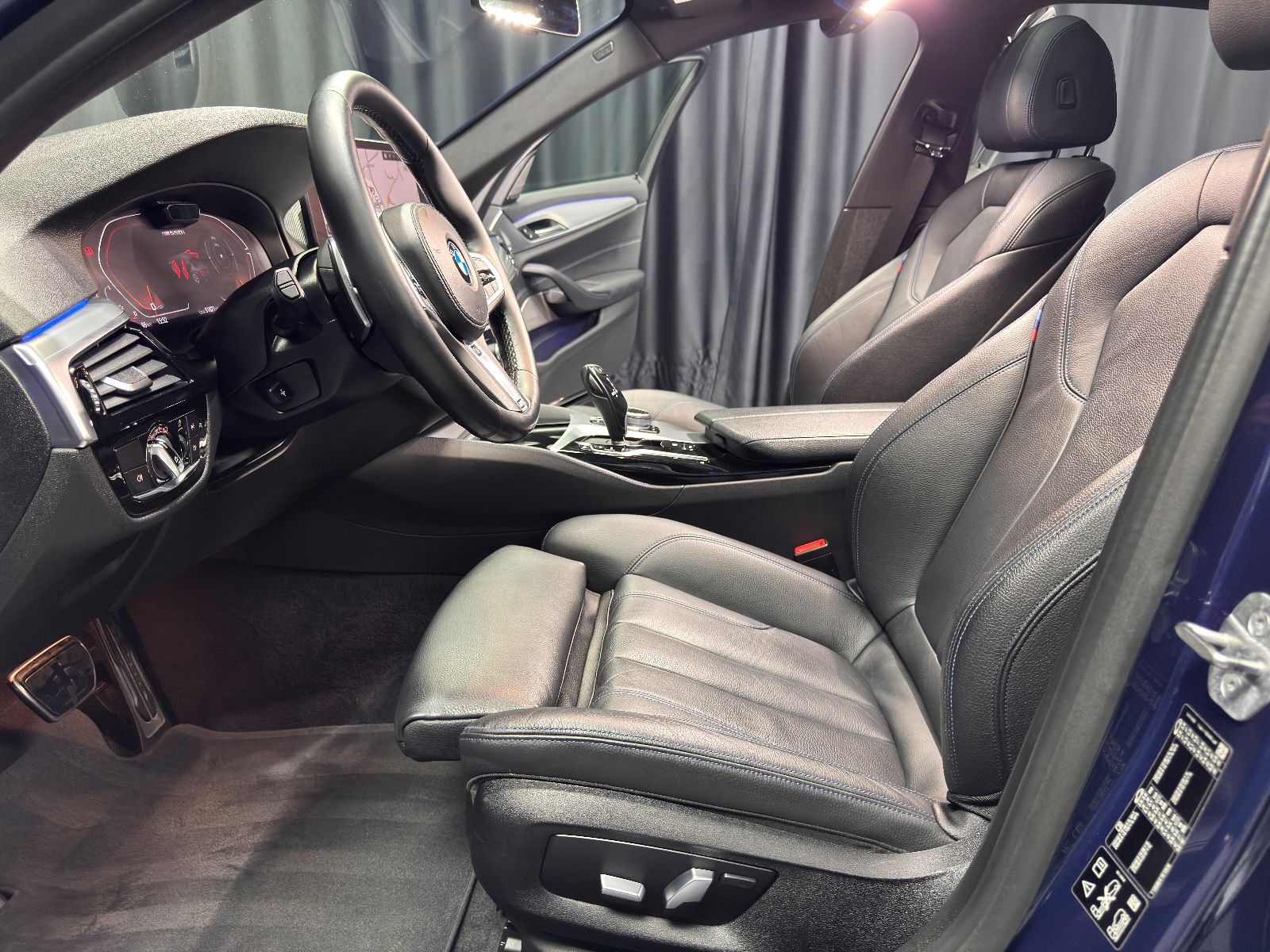 Fahrzeugabbildung BMW M550i Lim. xDrive|LASER|HEAD-UP|AHK|SCHIEBEDACH|