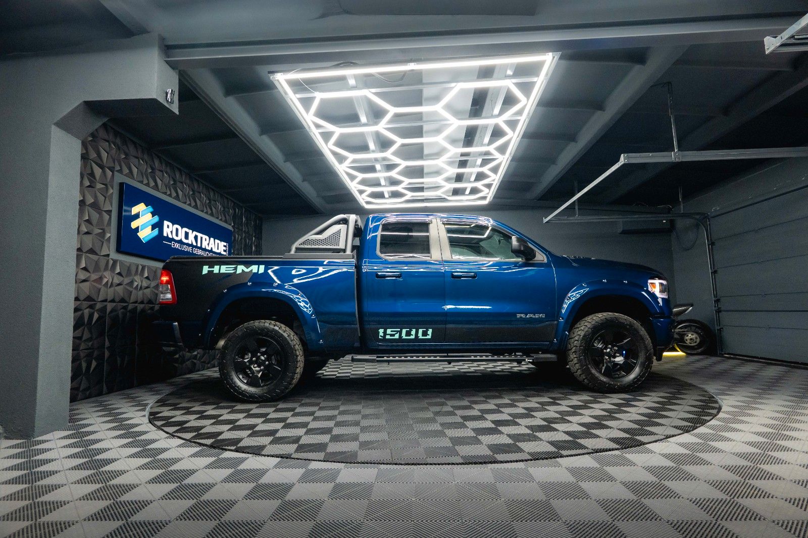 Fahrzeugabbildung Dodge RAM 5.7 V8 HEMI 4x4 OFFROAD NightEdition LONGBED