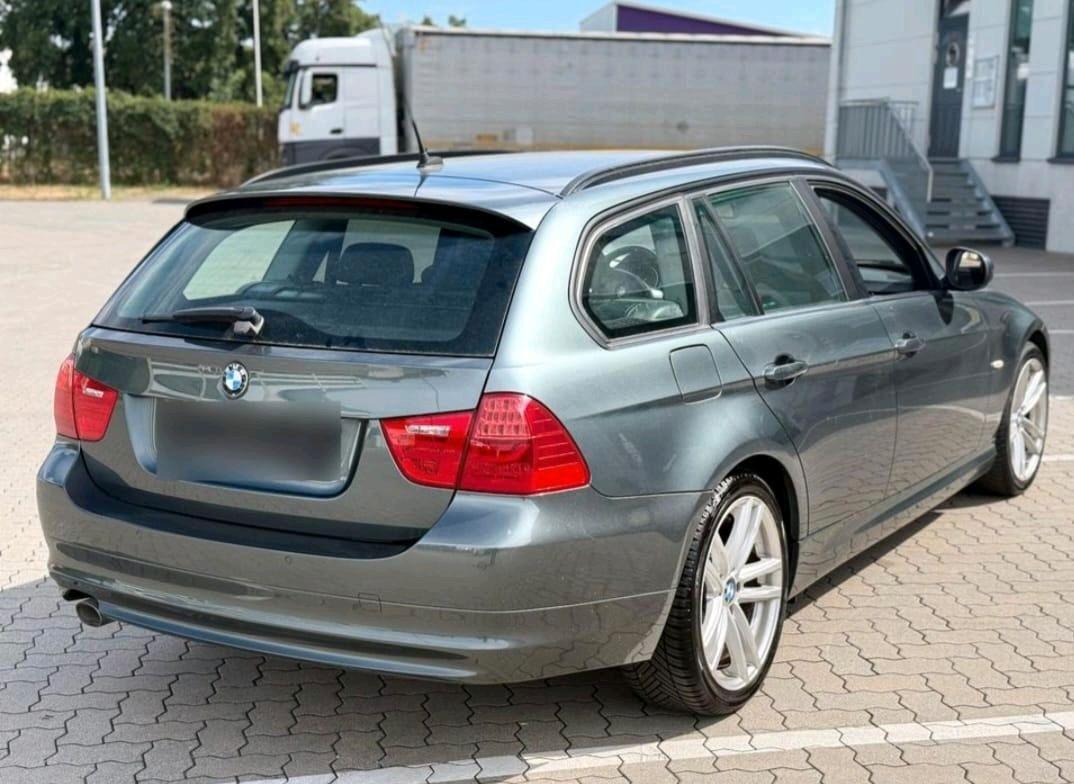 BMW 320 2010 — rear view