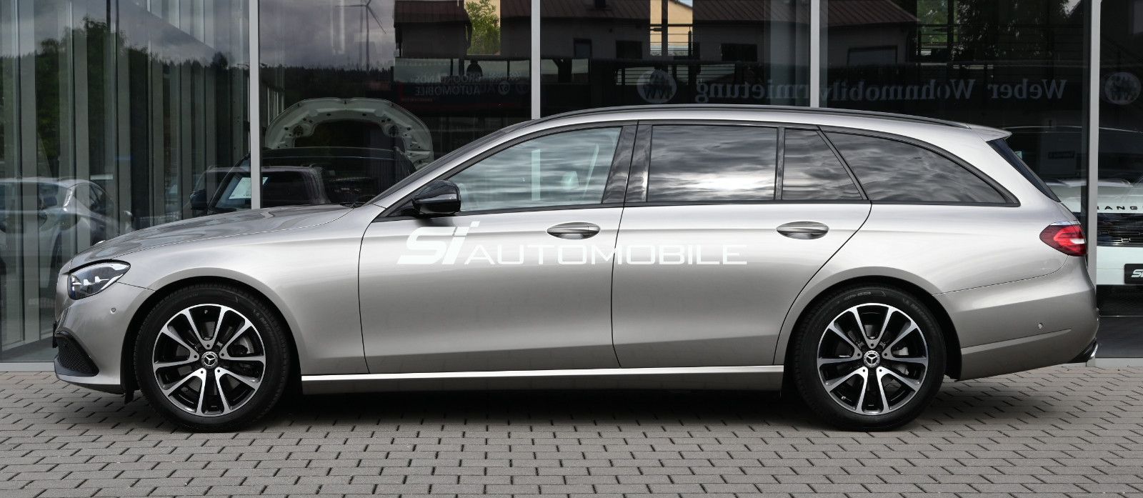 Fahrzeugabbildung Mercedes-Benz E 220 d T Avantgarde °NIGHT°AHK°STANDHZ°BURMEST°