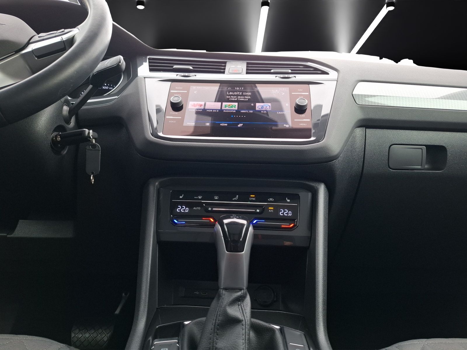 Fahrzeugabbildung Volkswagen Tiguan TSI Life DSG LED Navi Pano ACC PDC SH